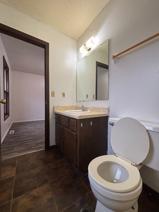 Building Photo - 1 bedroom 1 bath duplex available now