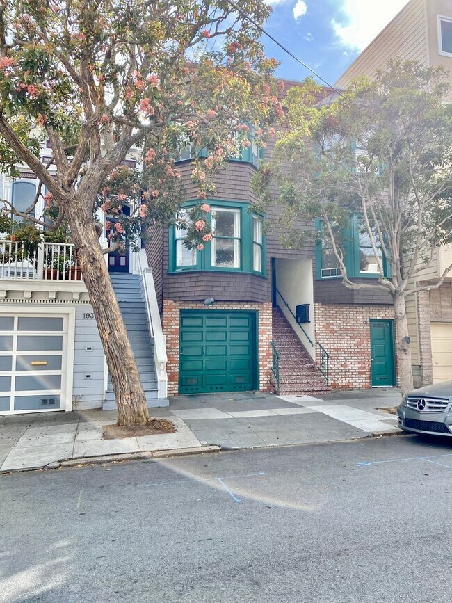Foto del edificio - Prime Cow Hollow Location with Parking, Private Deck and Yard