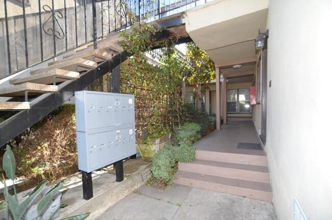 Building Photo - Adams Apartments...Newly Remodeled 1 Bedro...