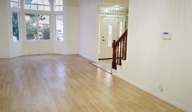 Foto del edificio - 4 Bedrooms, 3 Baths, 2,809 sq. ft. Home in Canoga Park