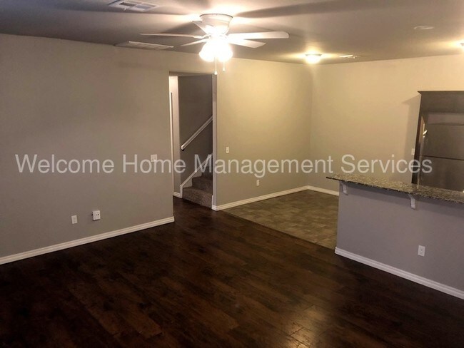 Building Photo - Split Level Yukon Duplex in Gated Community!