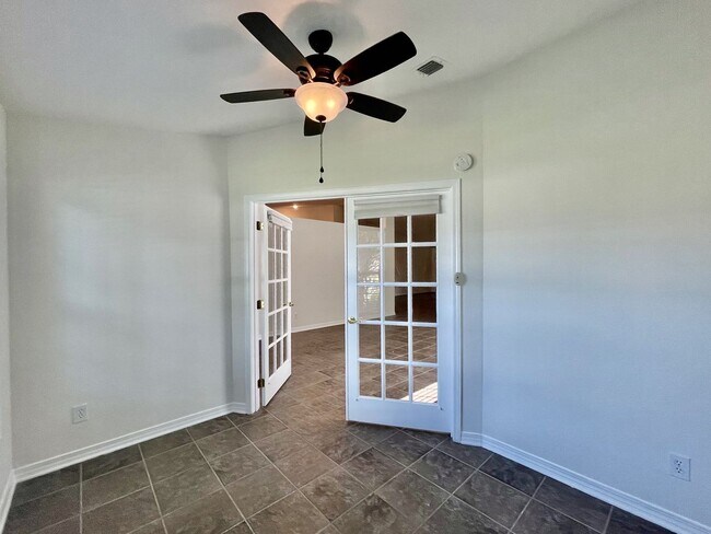 Building Photo - Spacious 4 Bed / 3 bath home near Pier Park