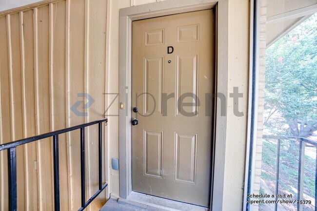 Foto del edificio - 5820 Sandhurst Ln