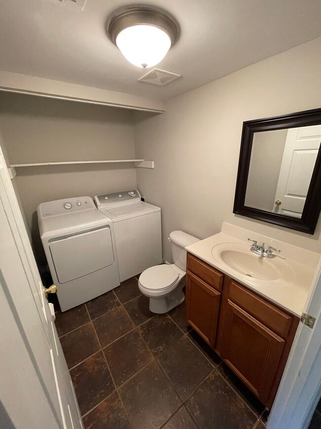 Building Photo - End Unit Townhome in Elizabeth/Plaza Midwo...