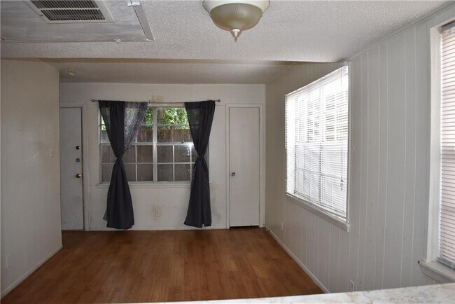 Foto del edificio - 114 N Loop Blvd E
