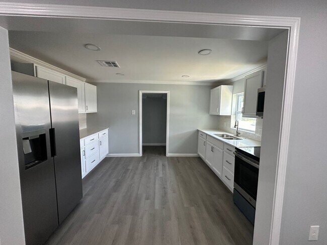 Foto del edificio - Completed Renovated 4 bedroom home availab...