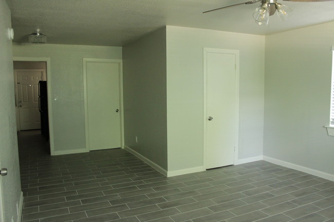 Sala de estar con dos armarios. - Yupon St Apartments