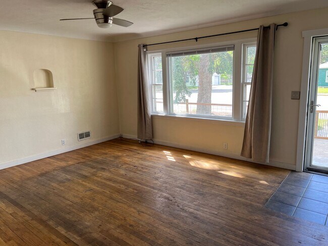 Building Photo - 4 Bed - 2 Bath - Fenced Yard - Corner Lot