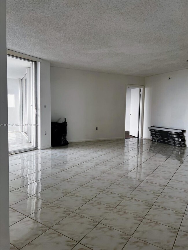 Foto del edificio - 1300 NE Miami Gardens Dr