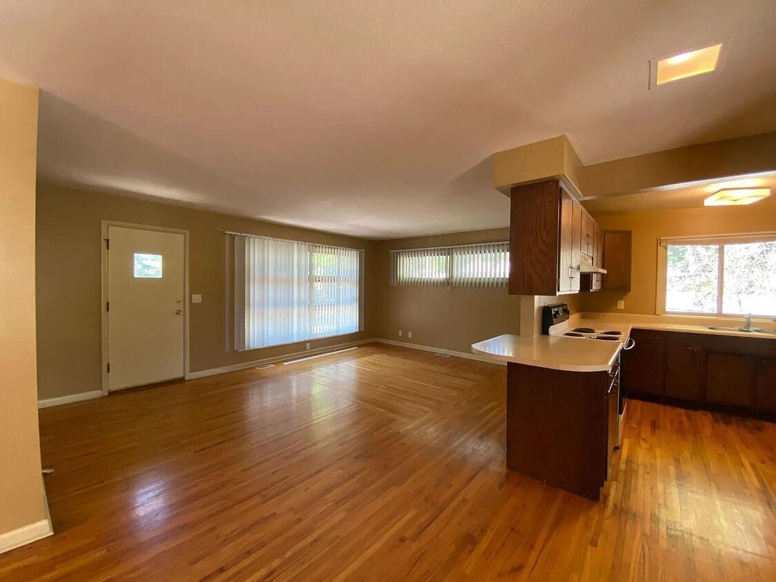 Primary Photo - Inviting 3-Bedroom Home in Eastridge – Acr...