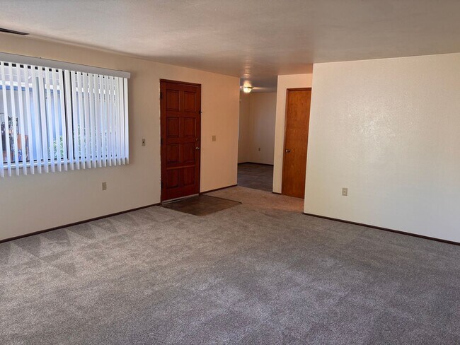 Foto del edificio - Water & Sewer Paid- 3 Bedroom 1 Bath Duplex