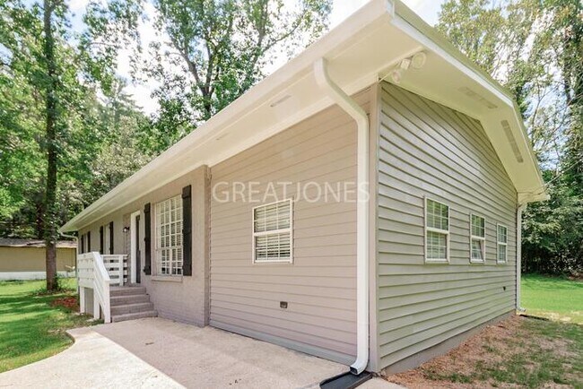 Foto del edificio - REDUCED! - NOW OFFERING 1/2 MONTH FREE WIT...