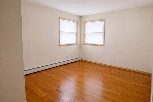 Foto del edificio - 8304 W Forest Preserve Dr