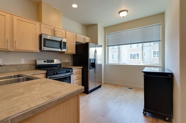Building Photo - Beautiful Townhouse Available in Cedar Mill!