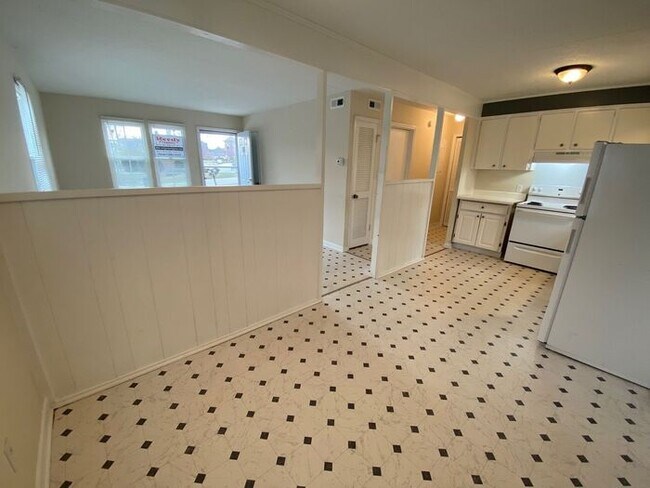 Building Photo - 1 bed/ 1 bath open floor plan just off Pin...