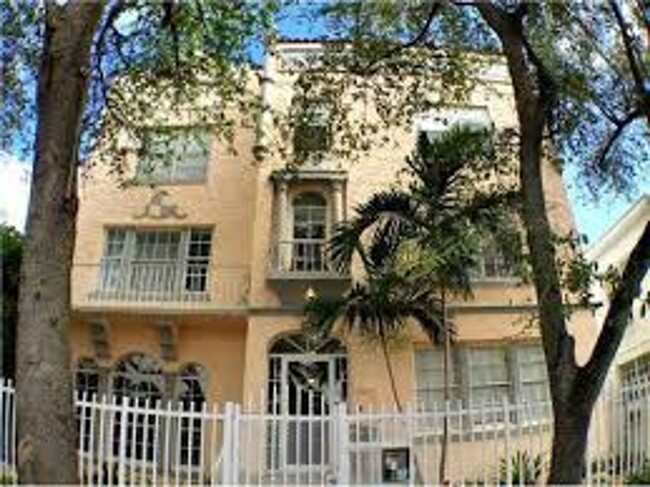 Building Photo - The Heart Beat of South Beach