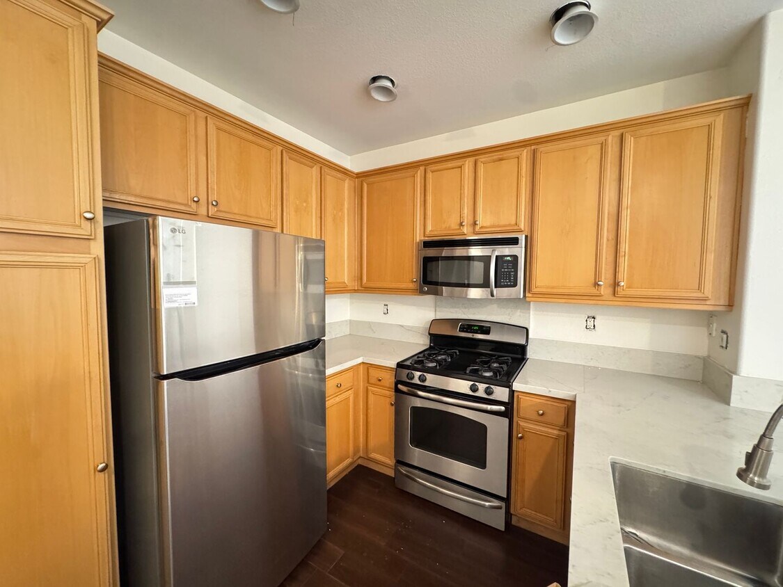 Foto del edificio - Remodeled Town home in Simi Valley