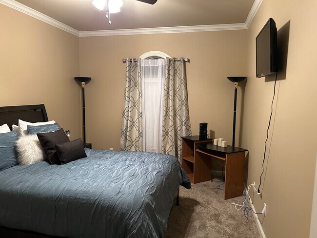 Building Photo - 8901 Meadow Gardens Cir