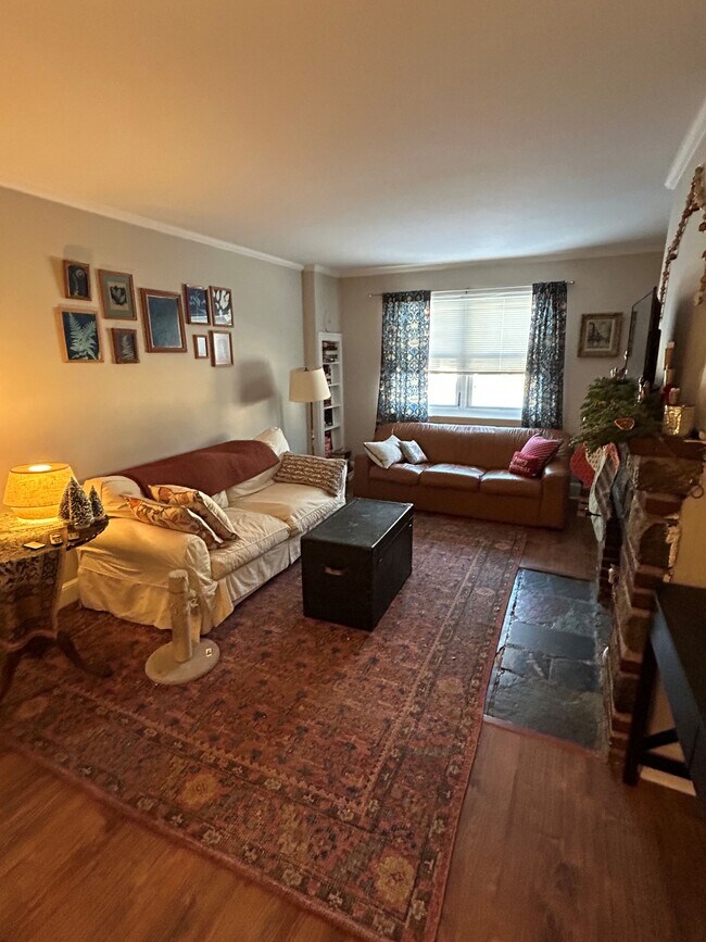 Sala de estar - 121 Maple St