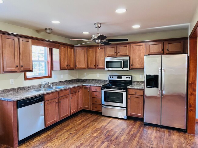 Building Photo - 2 bed 1.5 Bath Single Family Home