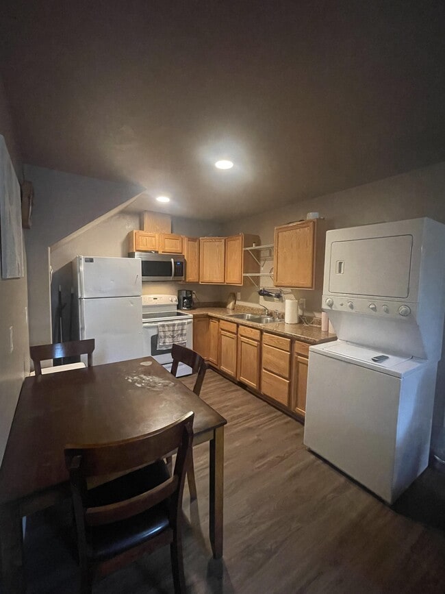 Building Photo - 320 E Victor Cir