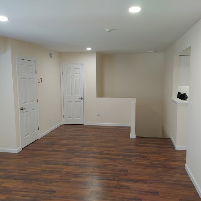 Living room / dining area / entrance - 236 Pointe Cir N