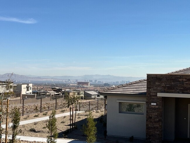 Building Photo - Gorgeous 2BED / 2BATH home nestled in 55 a...