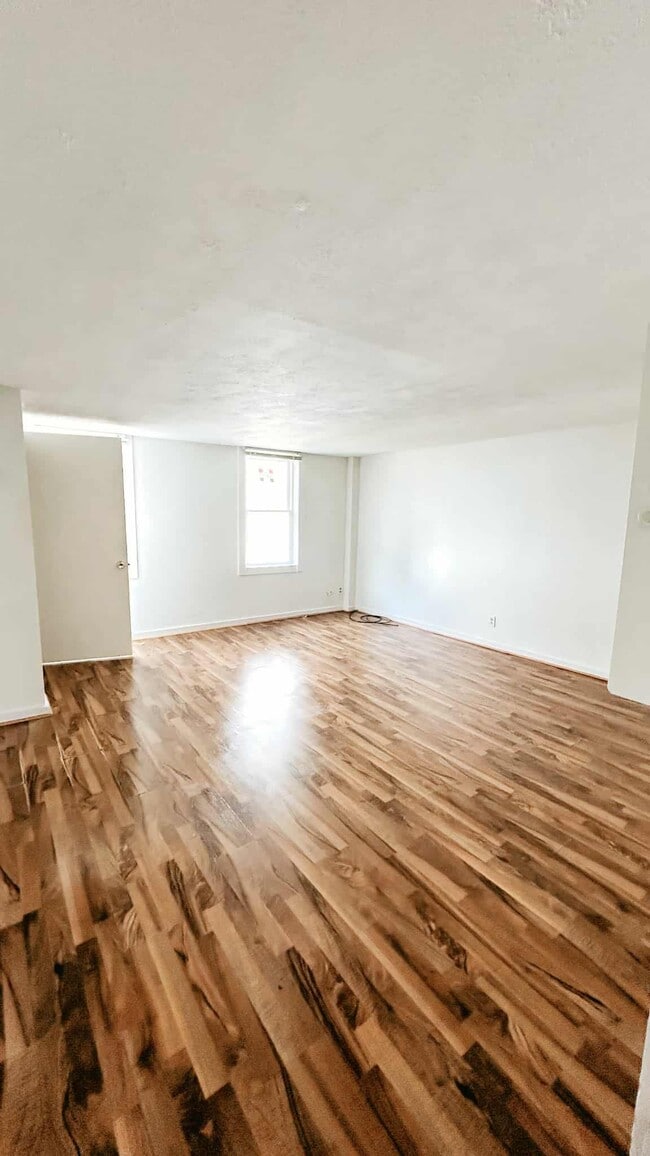 Building Photo - 4 Elm St Ct