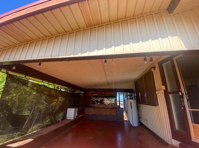 Building Photo - Hanapepe 3 bed 1.5 bath