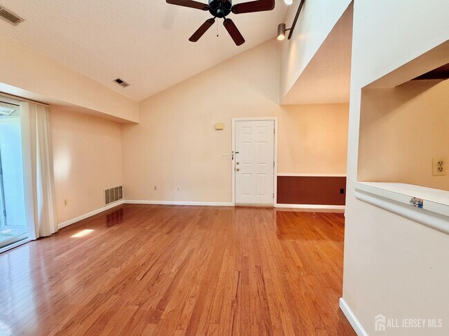 Foto del edificio - 2310 Ravens Crest Dr