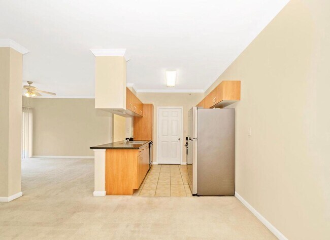 Foto del edificio - Top Floor 2+2, Walk up, no one above you, 1 res parking space