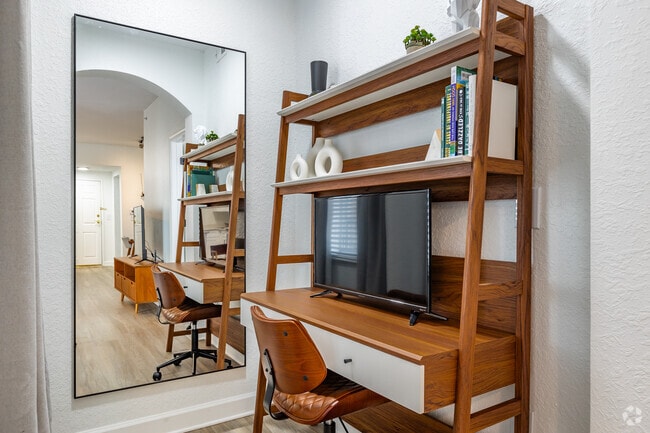 2BR, 2BA - 1,046SF - Office - City View