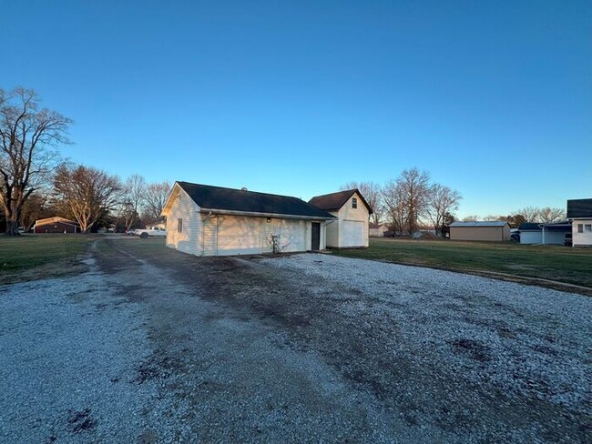 Building Photo - 2 Bedroom House in Clinton, IN