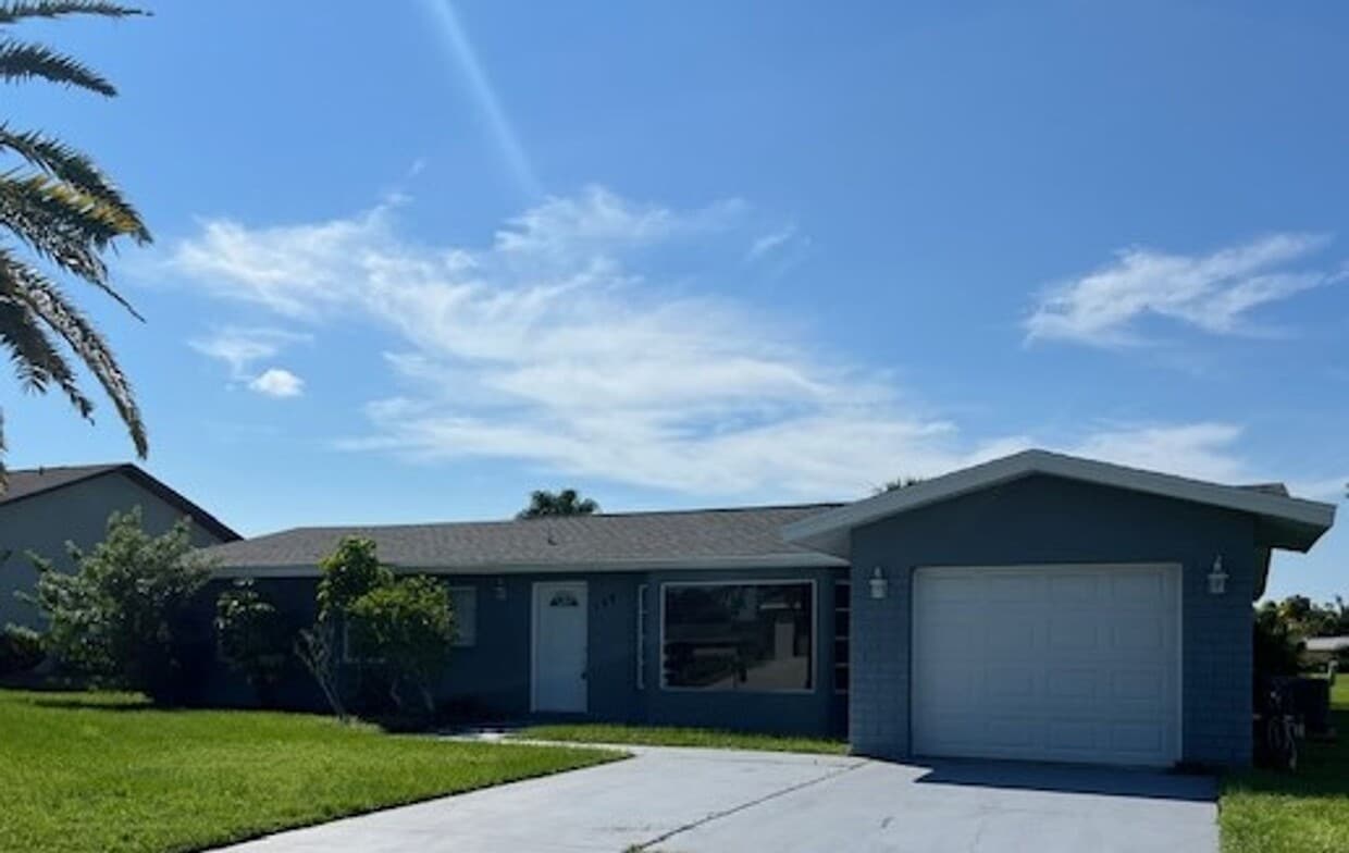 Primary Photo - *Annual* 3 bedroom, 2 bath, Spacious Pool ...