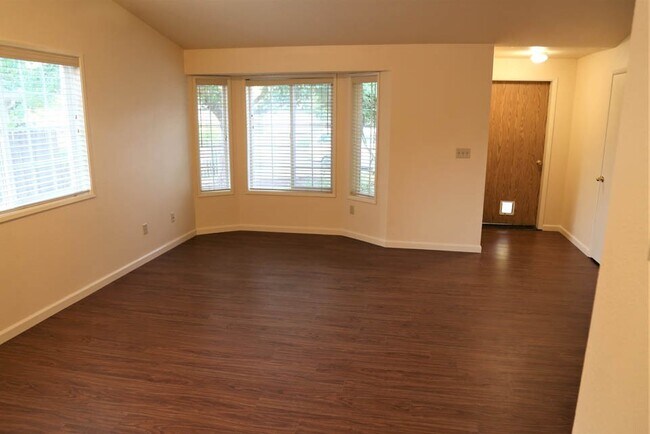 Foto del edificio - 3 Bed 2 Bath Home with Huge Fenced Yard/ Air Conditioning/ Solar Power