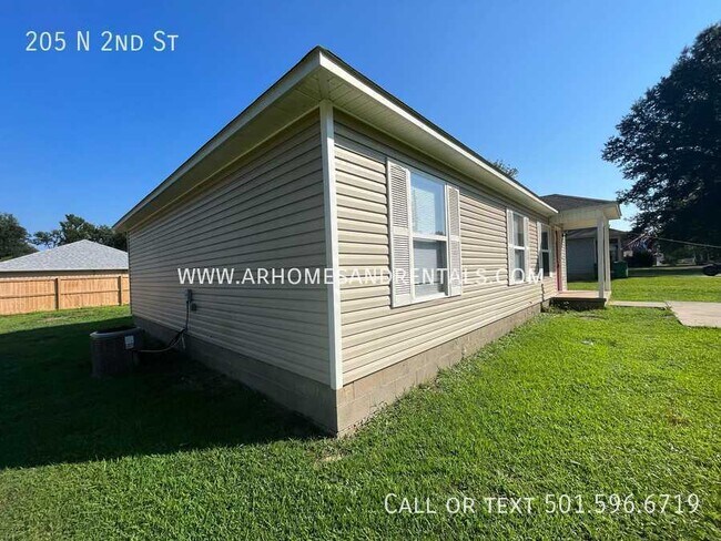 Foto del edificio - 205 N 2nd St | $1095 | 3 beds, 2 full baths