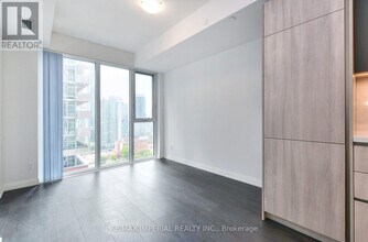 Building Photo - 400 King St W
