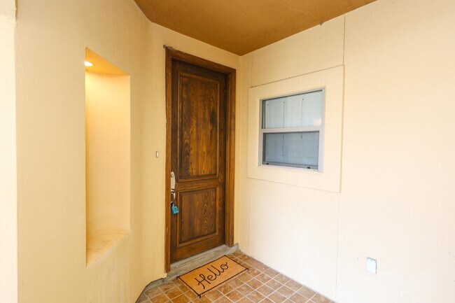 Building Photo - 707 St James Dr