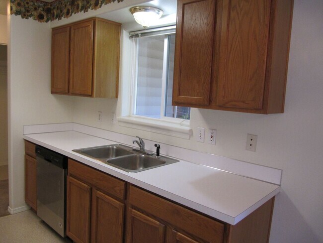 Building Photo - Two Bedroom Duplex in South Salem