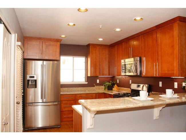 Building Photo - Conveniently located townhouse with 2 mast...