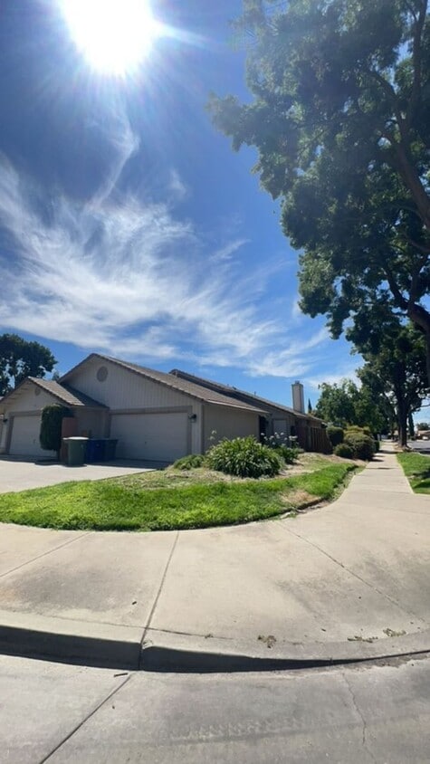 Newley Renovated 2 bedroom Duplex. - Newley Renovated 2 bedroom Duplex.