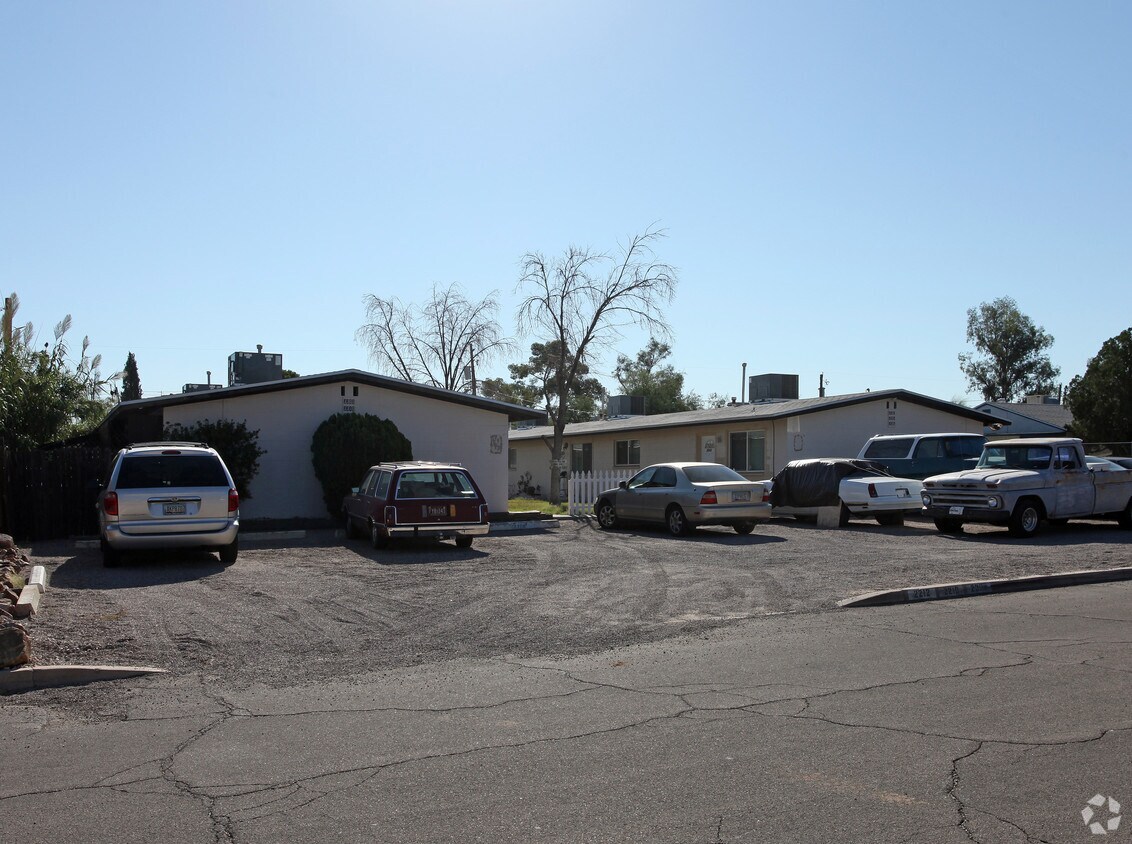 Building Photo - 2202-2212 N Madelyn Ave