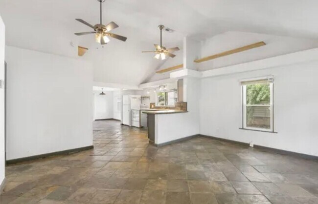 Building Photo - 3 Bedroom | 1 Bathroom | 1 Car Detached Ga...