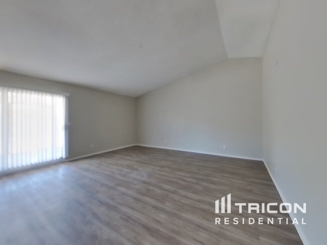 Building Photo - 3224 N Woodburne Dr
