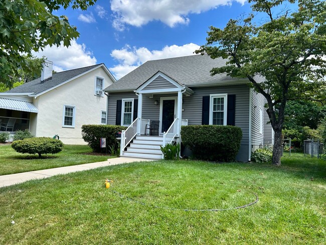 Building Photo - Cozy 3-Bedroom Cape Cod in Prime Three Cho...