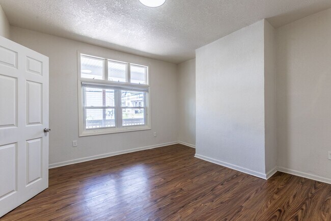 Foto del edificio - AVAILABLE OCTOBER 15th - Quirky 3+ Bedroom...