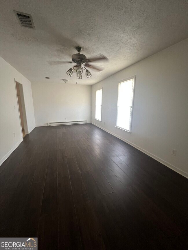 Foto del edificio - 6570 Jones Rd