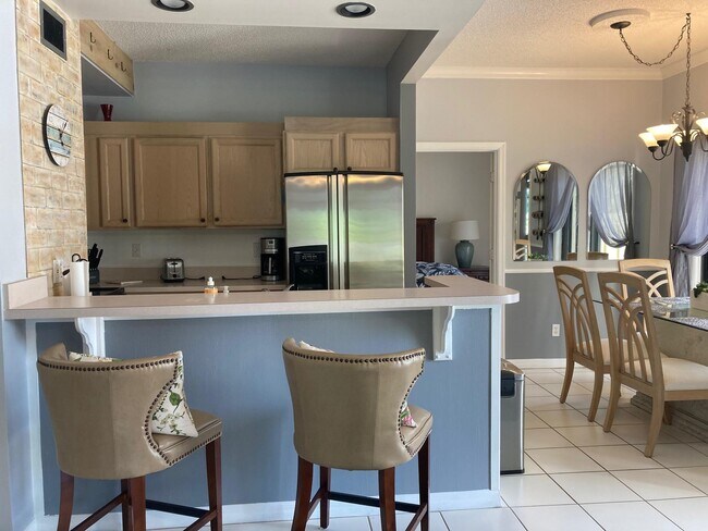 Foto del edificio - 810 Bella Vista Ct S