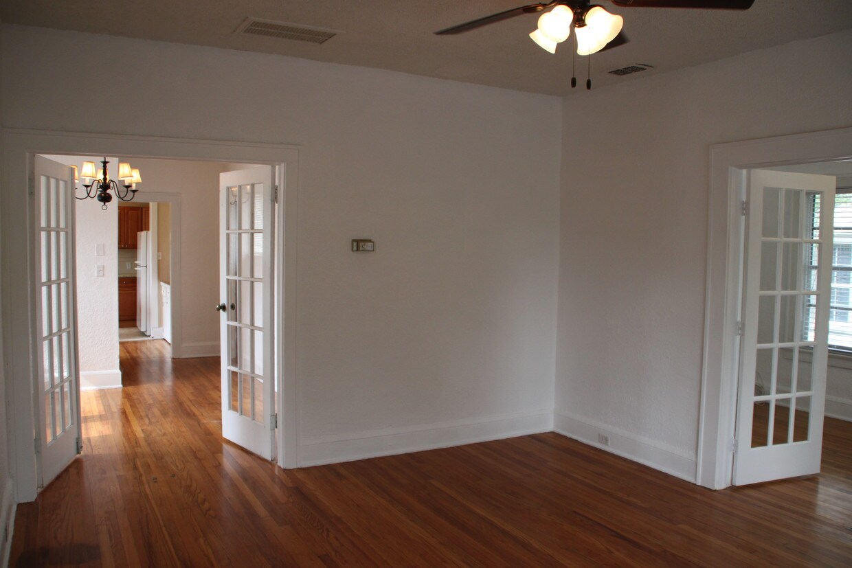 LR - 2585 Myra St