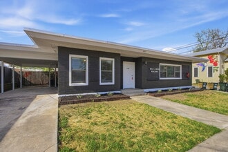 Building Photo - 302 W San Antonio St